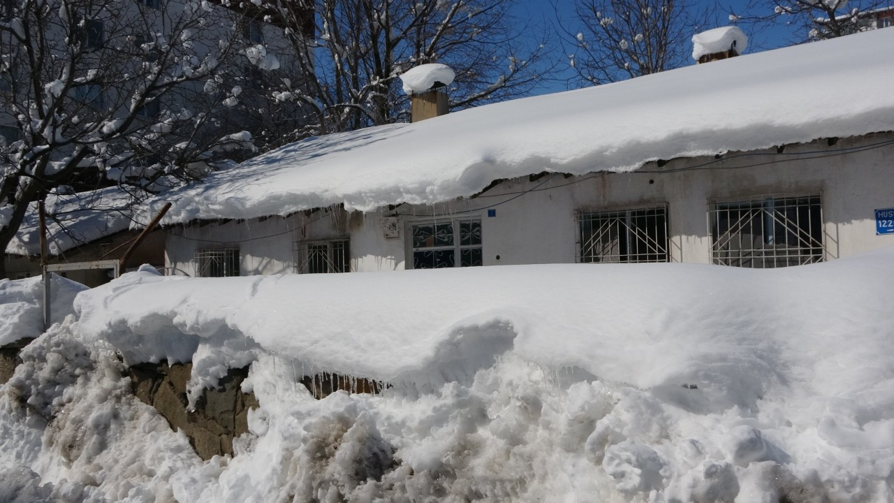 Bitlis’te Tek Katlı Evler Kara Gömüldü: Saçaklardaki Buz Sarkıtları 2 Metreye Ulaştı