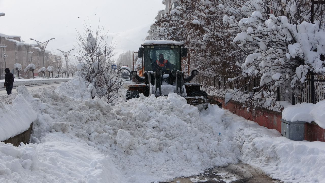 Bitlis’te Tek Katlı Evler Kara Gömüldü: Saçaklardaki Buz Sarkıtları 2 Metreye Ulaştı - Sayfa 6