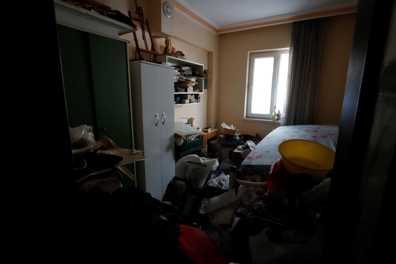 Antalya'da Vefat Eden Adamın Evinden 2 Kamyon Çöp Çıktı - Sayfa 3