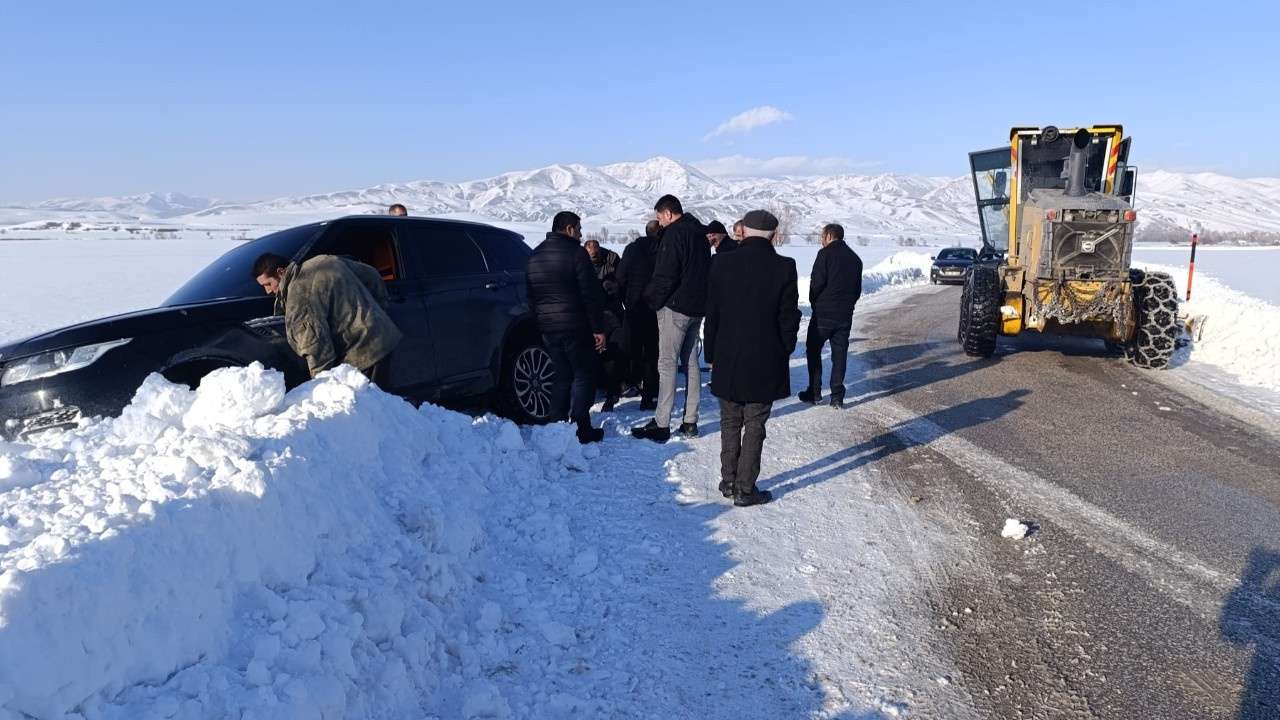 Yüksekova’da Kara Saplanan Araç Kurtarıldı