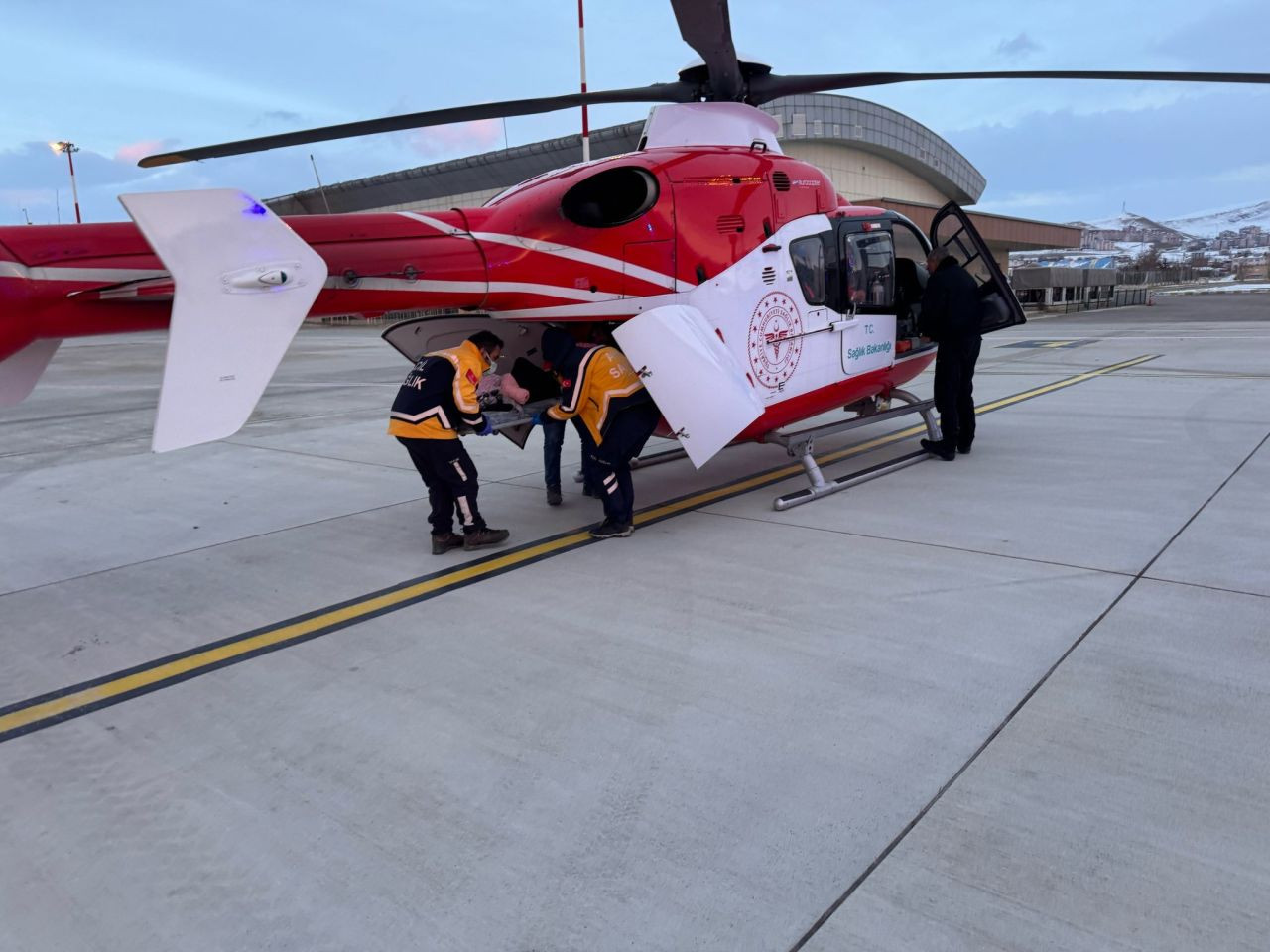 Hakkari’de Solunum Sıkıntısı Çeken Çocuk Helikopterle Sevk Edildi - Sayfa 3