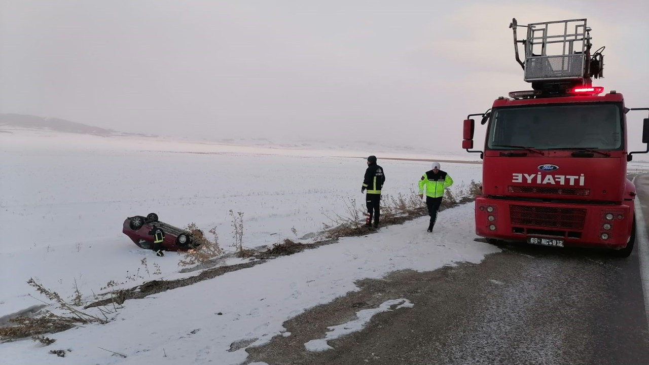 Van’da Otomobil Takla Attı: 2 Kişi Hastaneye Kaldırıldı