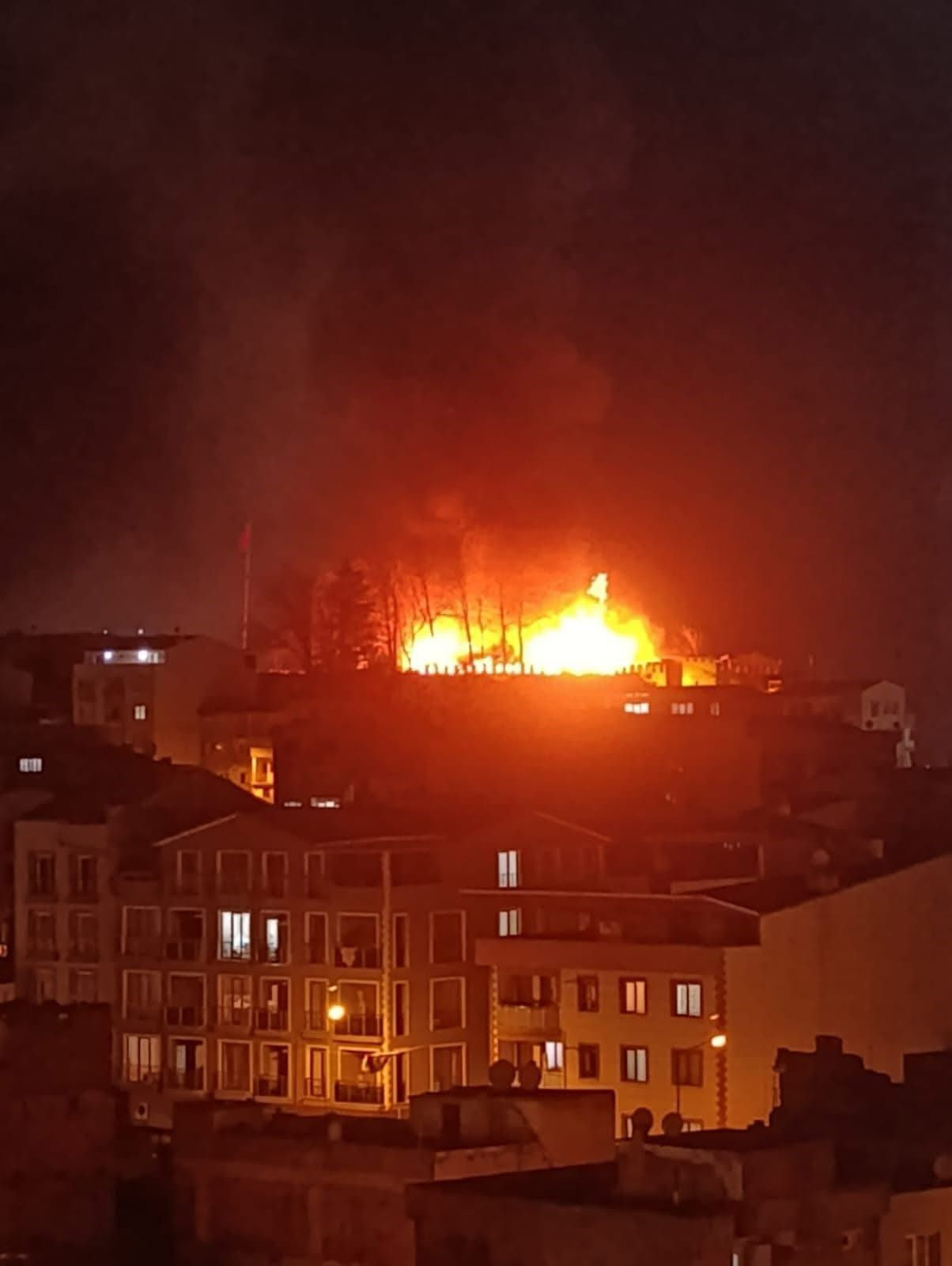 Bursa’da Tarihi Kestel Kalesi’nde Yangın! Alevler Korkuttu - Sayfa 1