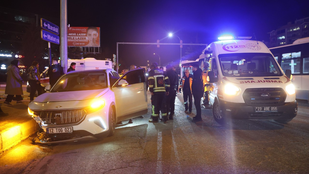 Elazığ’da Kavşakta Korkutan Kaza: 5 Kişi Yaralandı