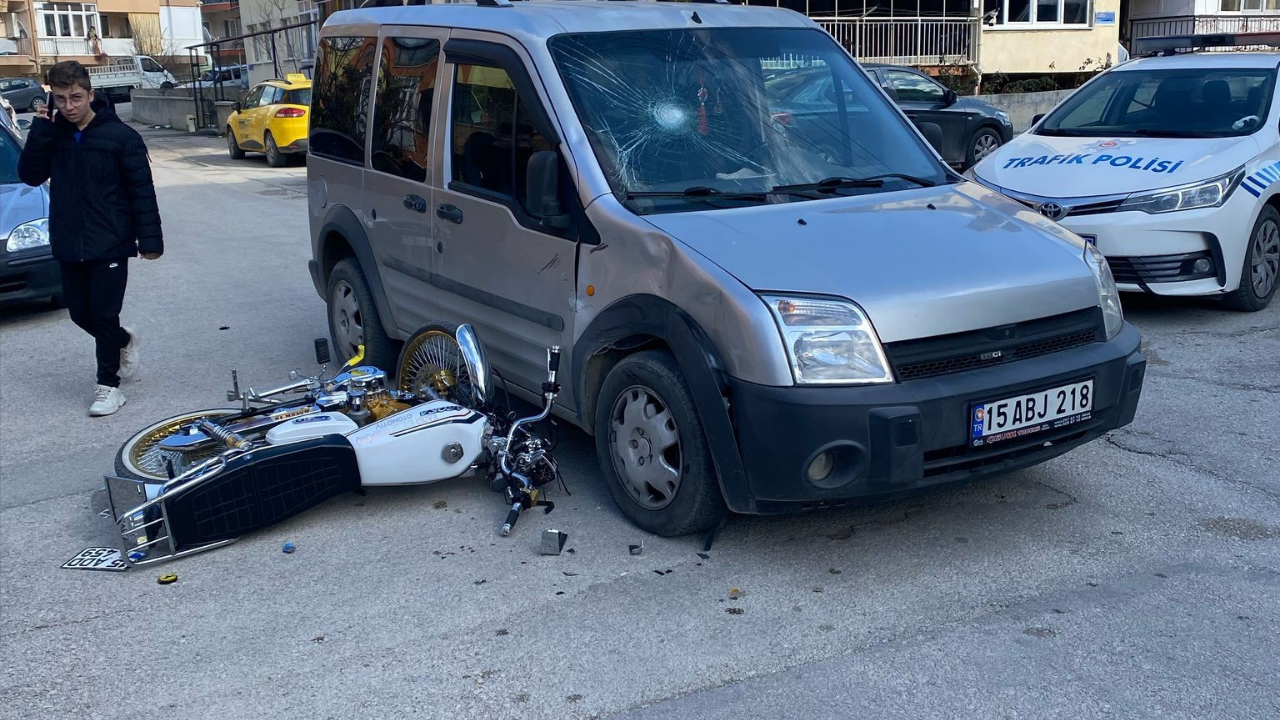 Burdur’da Hafif Ticari Araç ile Motosiklet Çarpıştı: 1 Yaralı