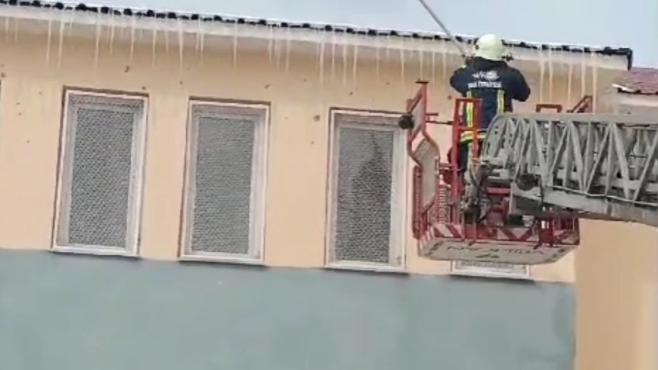 Van’da Çatılardaki Dev Buz Sarkıtları Tehlike Saçtı, Ekipler Müdahale Etti