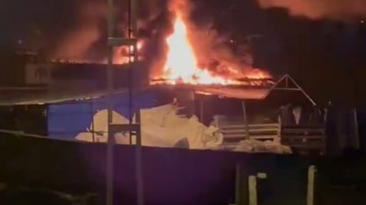 Arnavutköy’de Fabrika Yangını! Depo Alev Alev Yandı