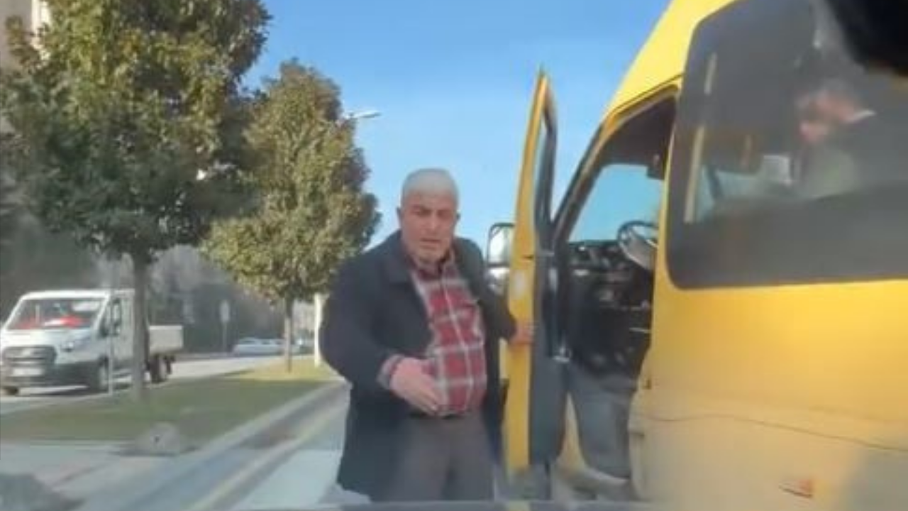 Başakşehir’de Minibüs Şoföründen Kadın Sürücüye Trafik Terörü!