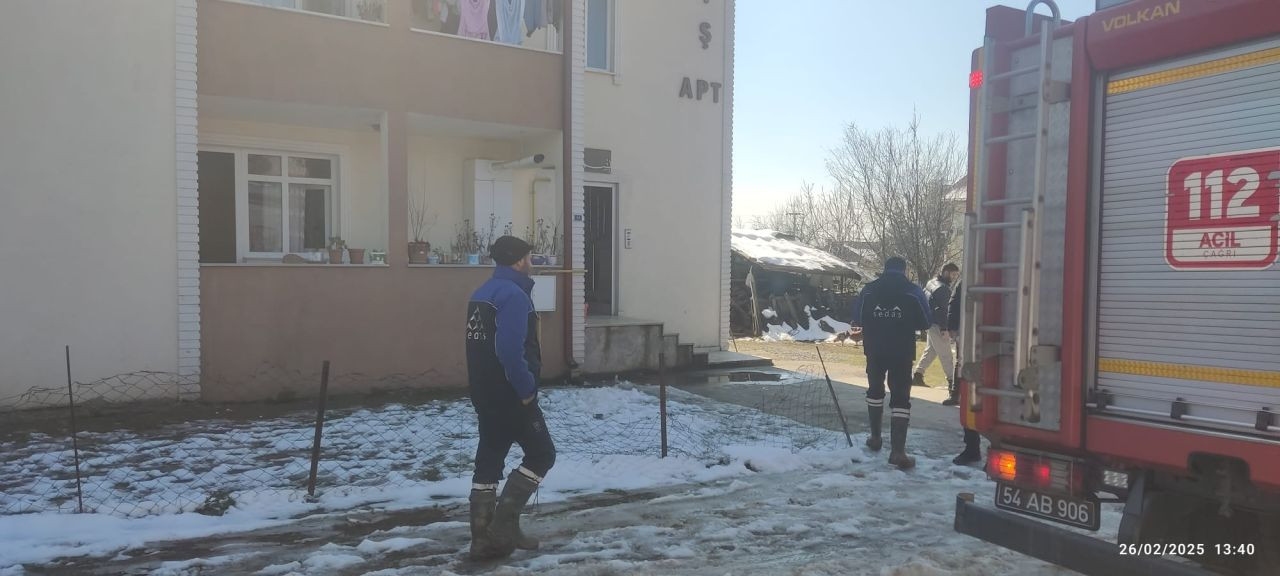 Hendek’te Elektrik Prizi Kısa Devre Yaptı, Mahalleli Korku Dolu Anlar Yaşadı - Sayfa 4