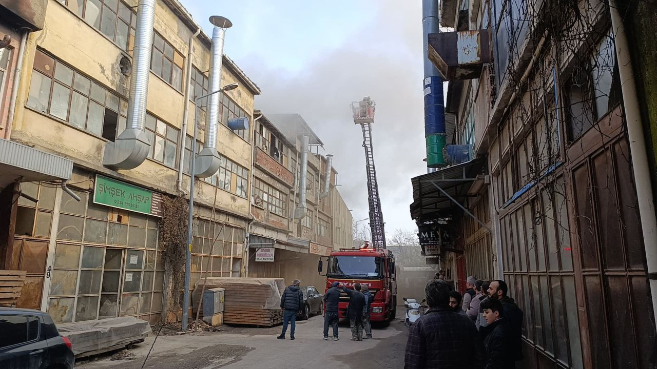 Bursa’da Mobilya İmalathanesinde Yangın: İş Yeri Hasar Gördü - Sayfa 2