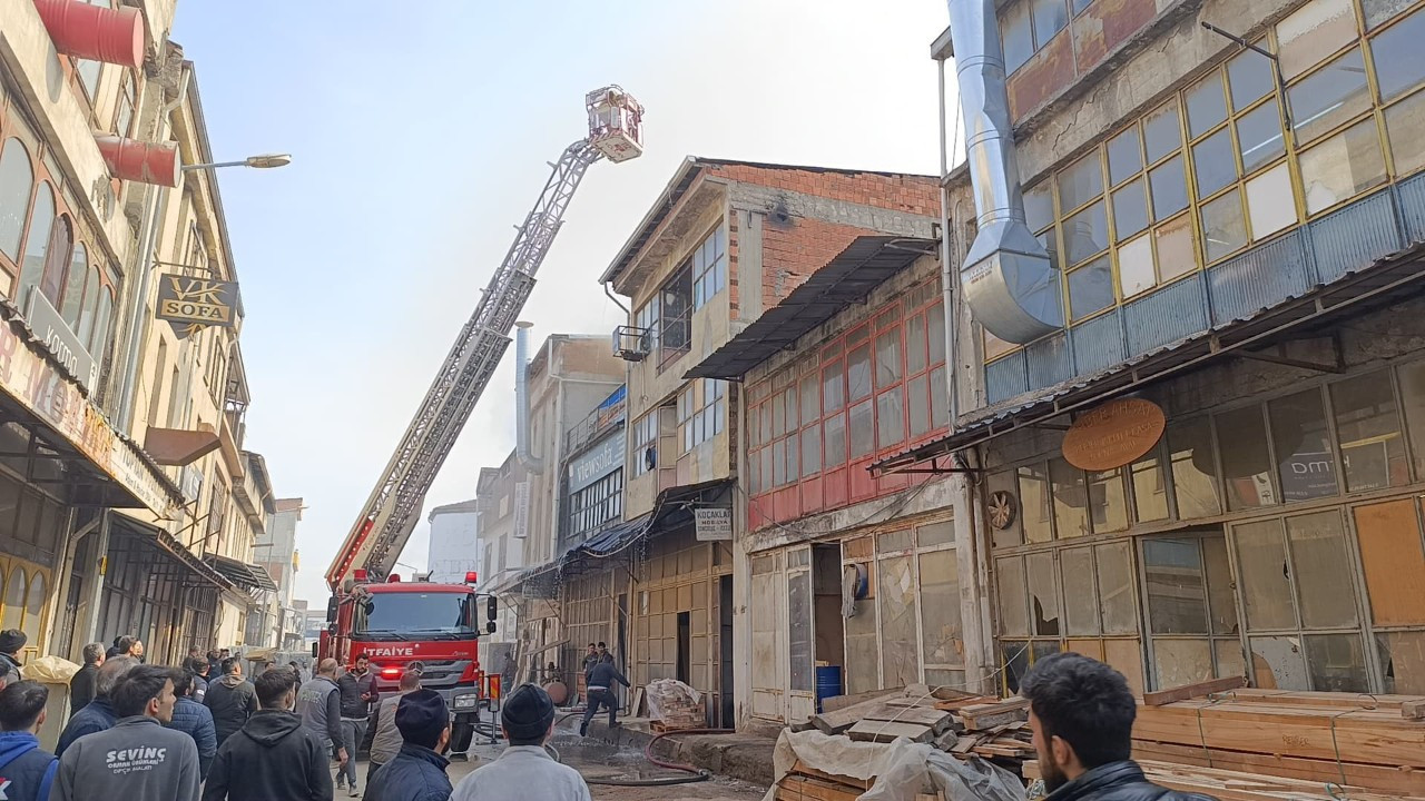 Bursa’da Mobilya İmalathanesinde Yangın: İş Yeri Hasar Gördü