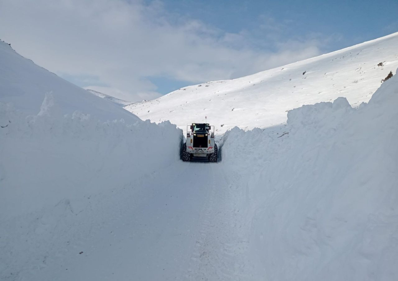 Kayseri’de 2 Metreyi Bulan Kar Birikintileri Temizlendi - Sayfa 4