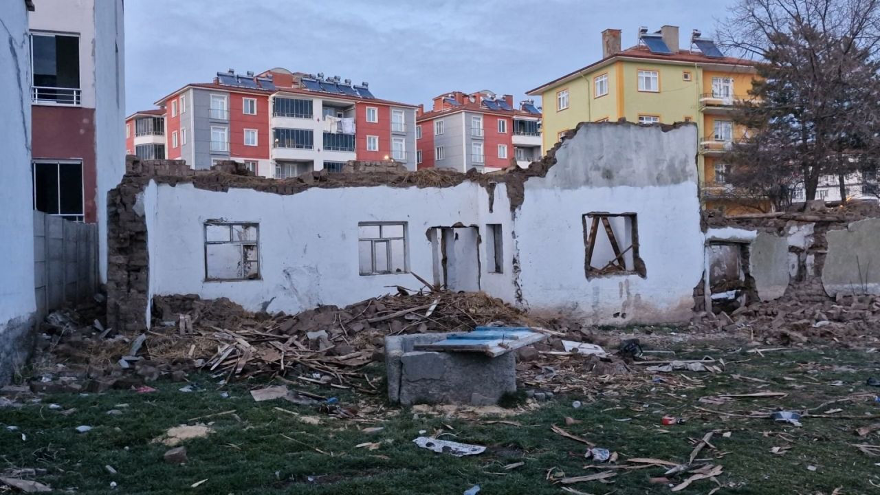 Çorum’da Çatı Çökmesiyle Düşen Şahıs Yaralandı - Sayfa 3