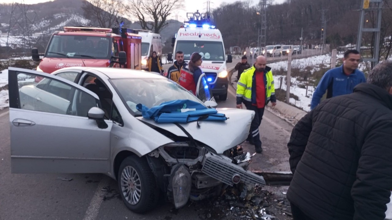 Zonguldak’ta Kafa Kafaya Çarpışan Otomobillerde 2 Kişi Yaralandı