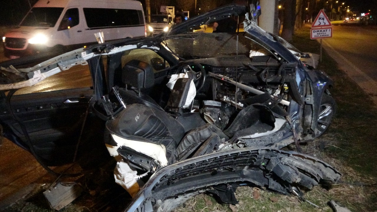 Adana’da Feci Kaza: Ağaca Çarpan Otomobil İkiye Bölündü