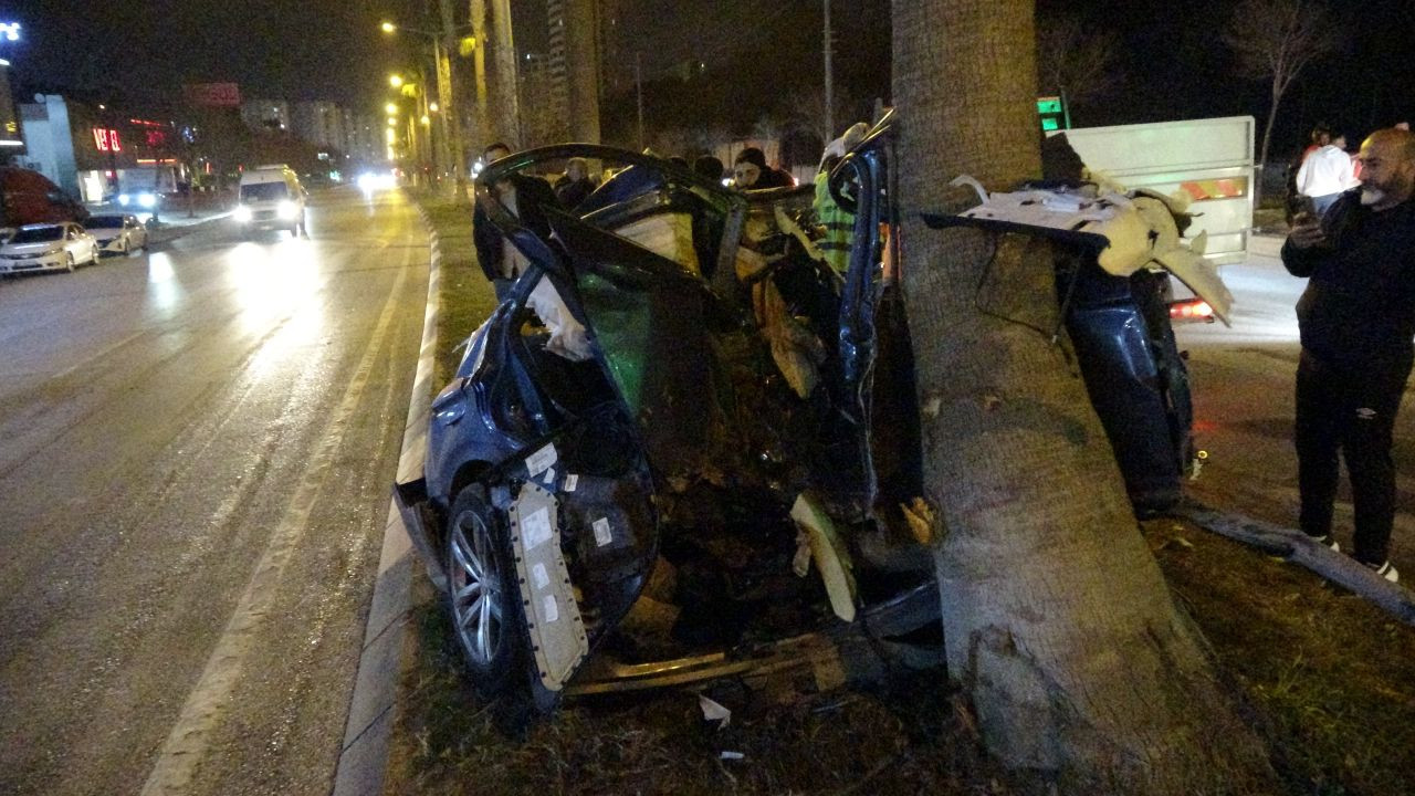 Adana’da Feci Kaza: Ağaca Çarpan Otomobil İkiye Bölündü - Sayfa 3