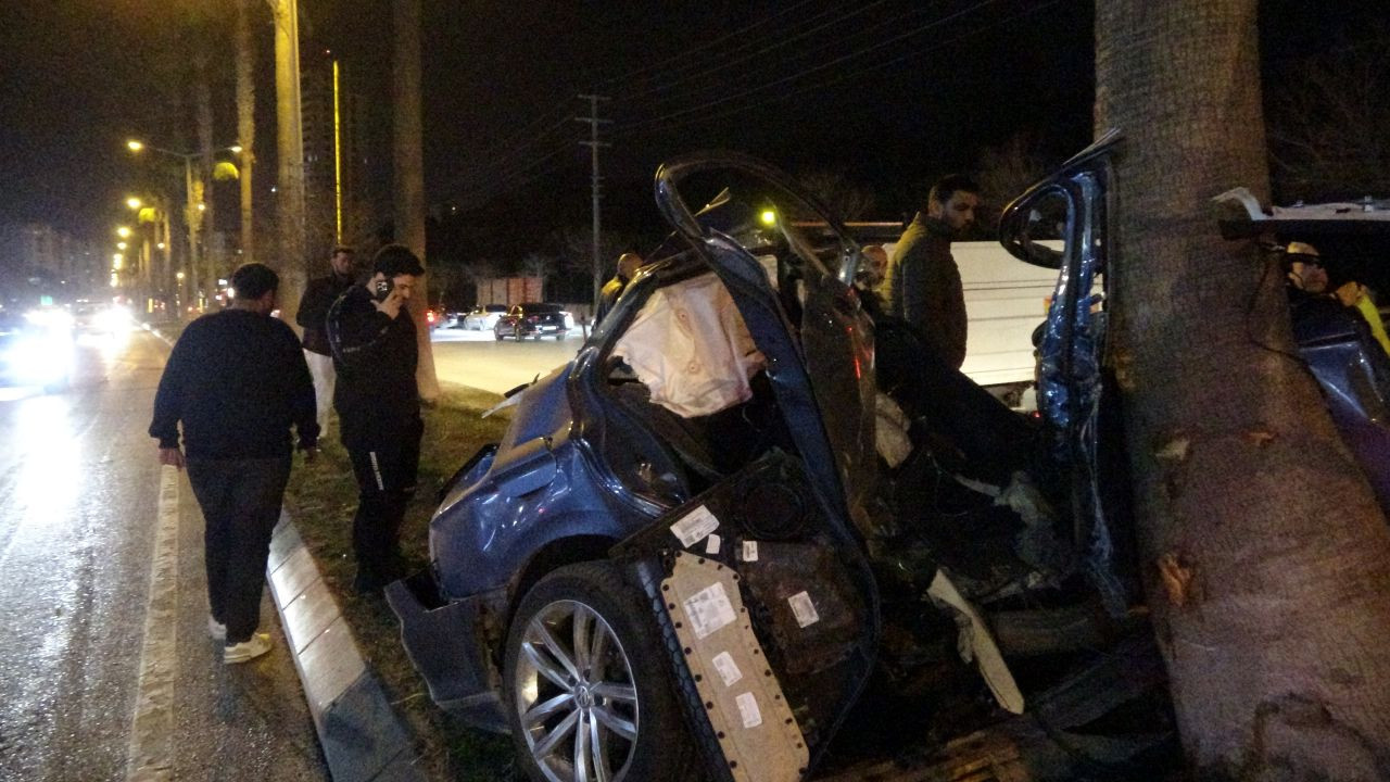 Adana’da Feci Kaza: Ağaca Çarpan Otomobil İkiye Bölündü - Sayfa 1