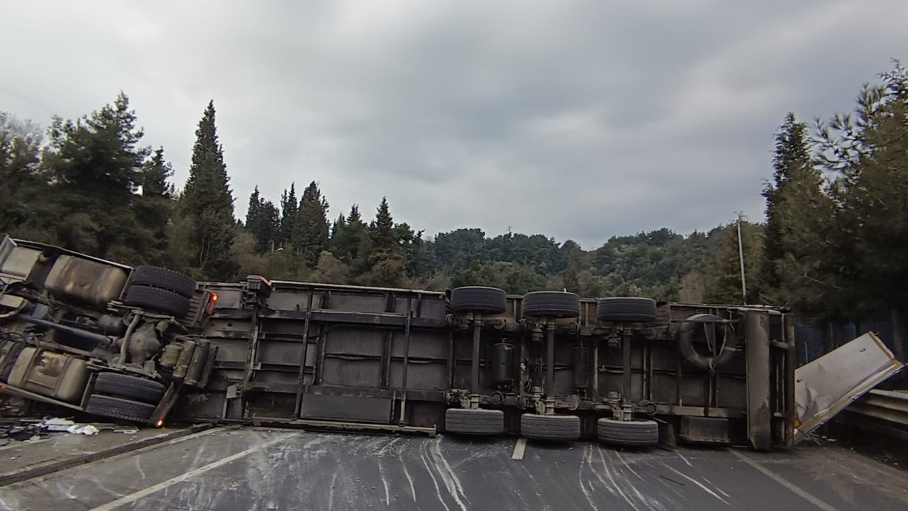 Kocaeli Gölcük'te Devrilen Tır Yolu Kapattı: 1 Yaralı