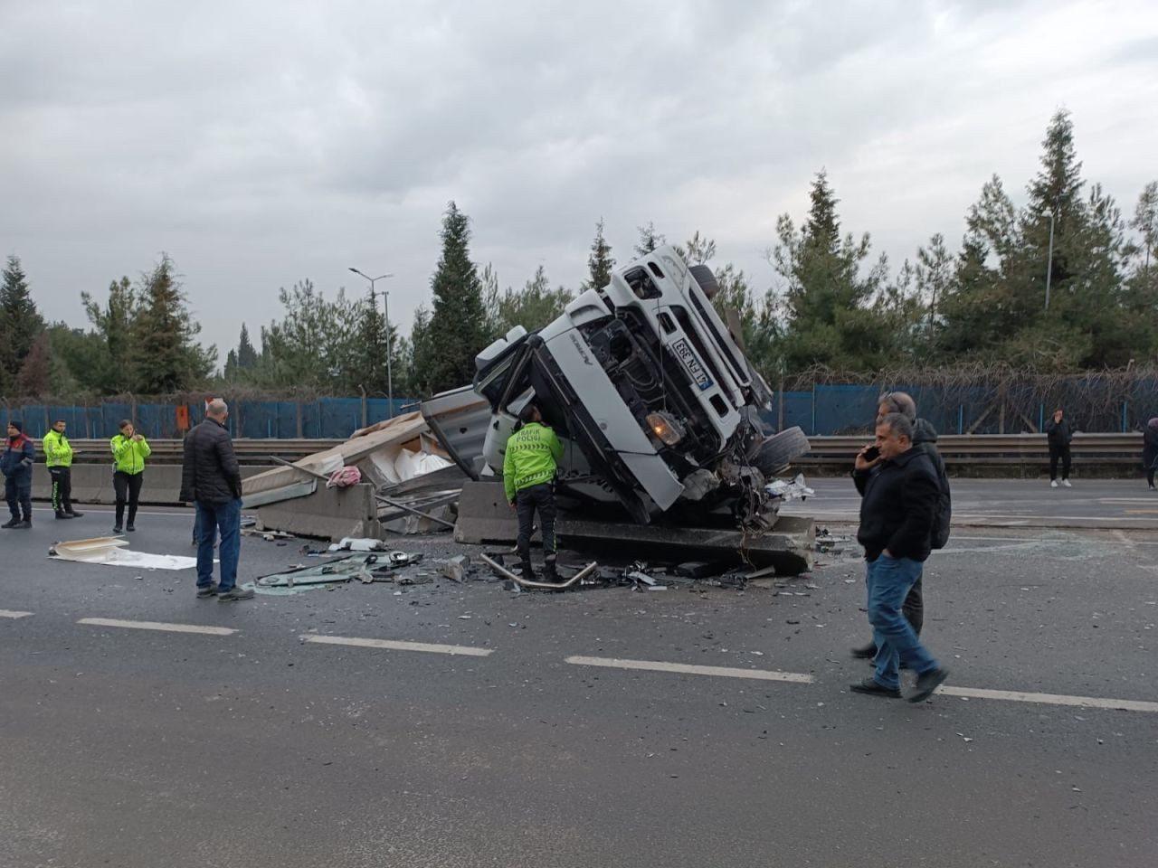 Kocaeli Gölcük'te Devrilen Tır Yolu Kapattı: 1 Yaralı - Sayfa 2
