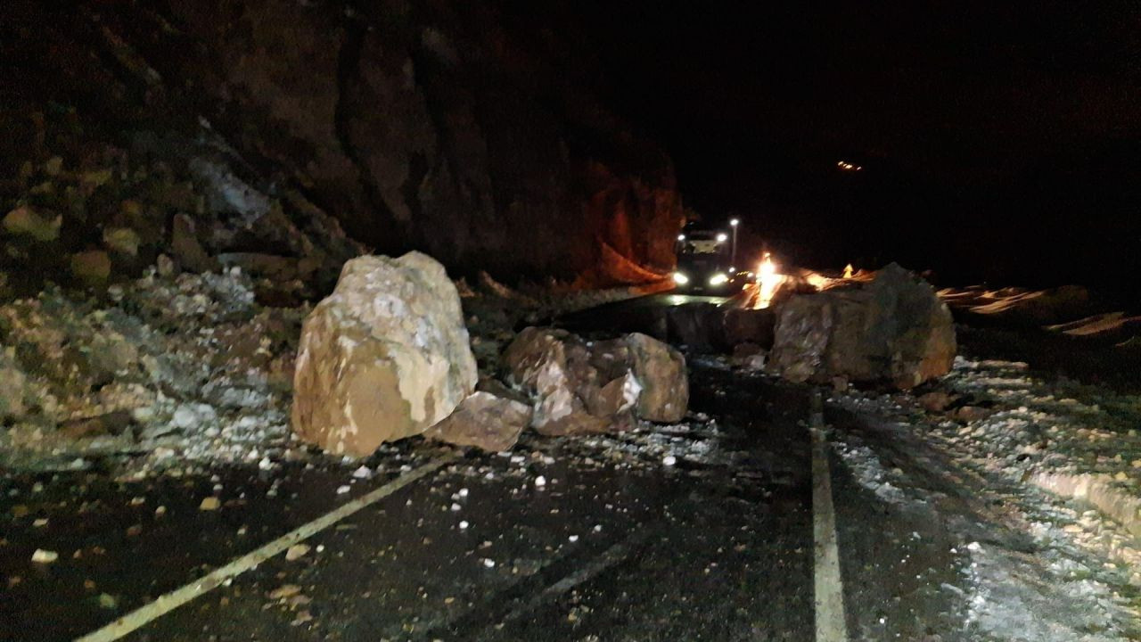 Artvin-Ardahan Karayolunda Heyelan! Trafik Yoğun Çalışmalarla Açıldı - Sayfa 2