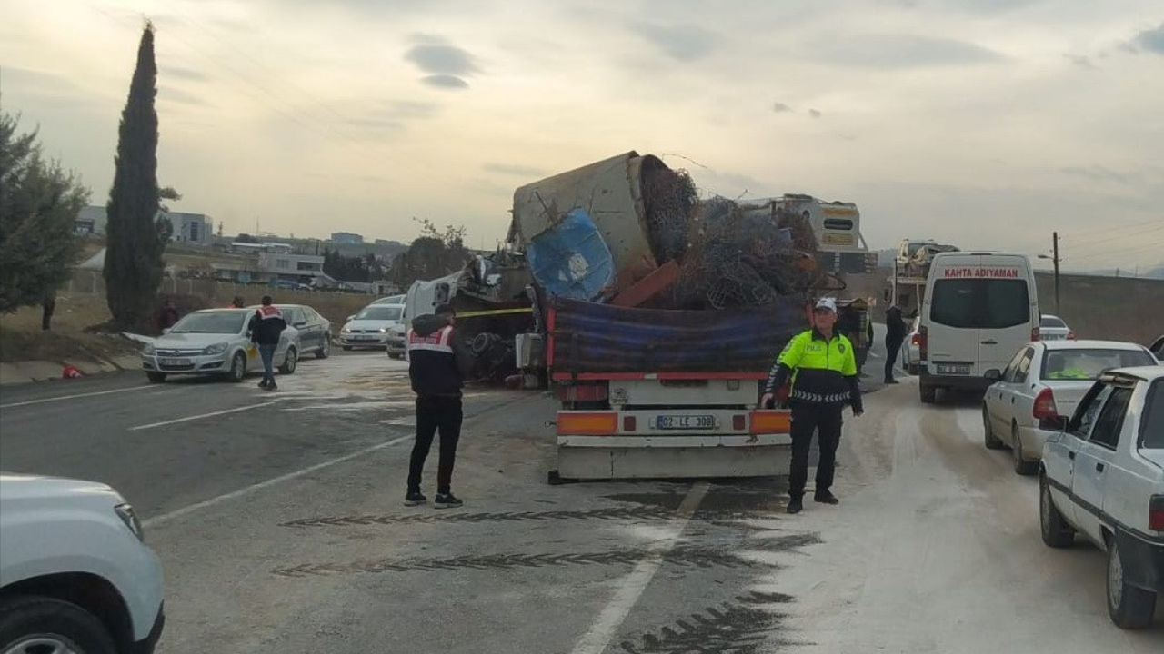 Adıyaman’da Tır ile Vinç Çarpıştı: 1’i Ağır 2 Yaralı