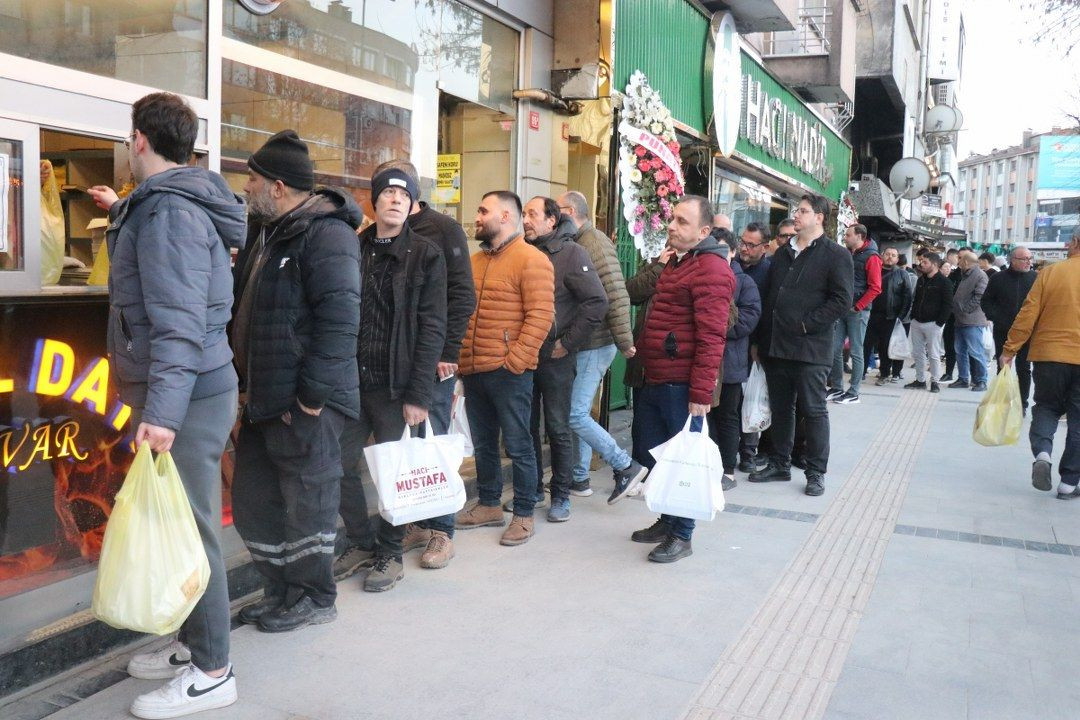 Sakarya’da Ramazan Geleneği: Sıcak Pide İçin Kuyruklar Uzadı! - Sayfa 4