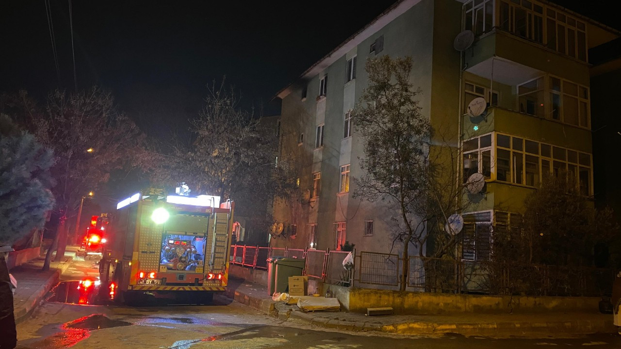 Kocaeli'de 5 Katlı Binada Korkutan Yangın:Sahura Kalkan Aile Fark Etti