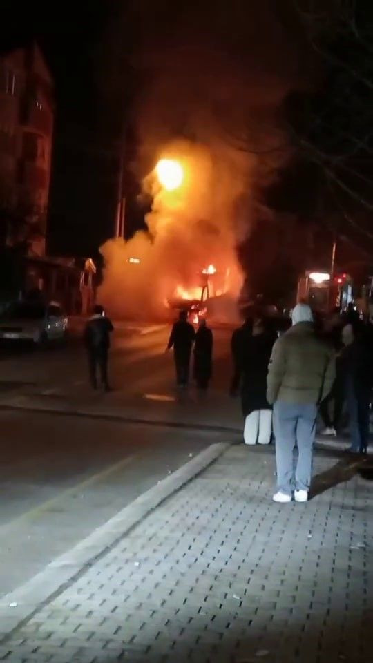 Erenler’de Korkutan Yangın! Minibüs Alevlere Teslim Oldu - Sayfa 3