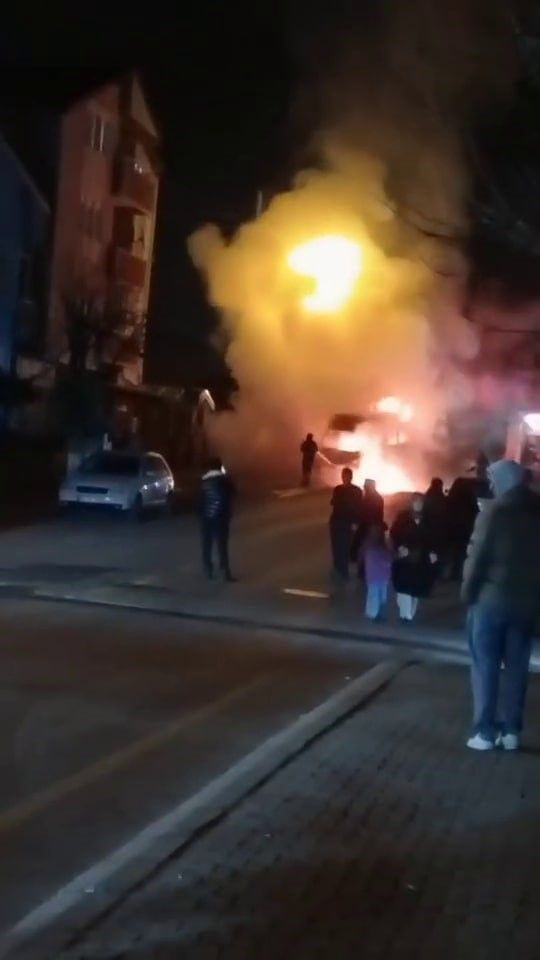 Erenler’de Korkutan Yangın! Minibüs Alevlere Teslim Oldu - Sayfa 2