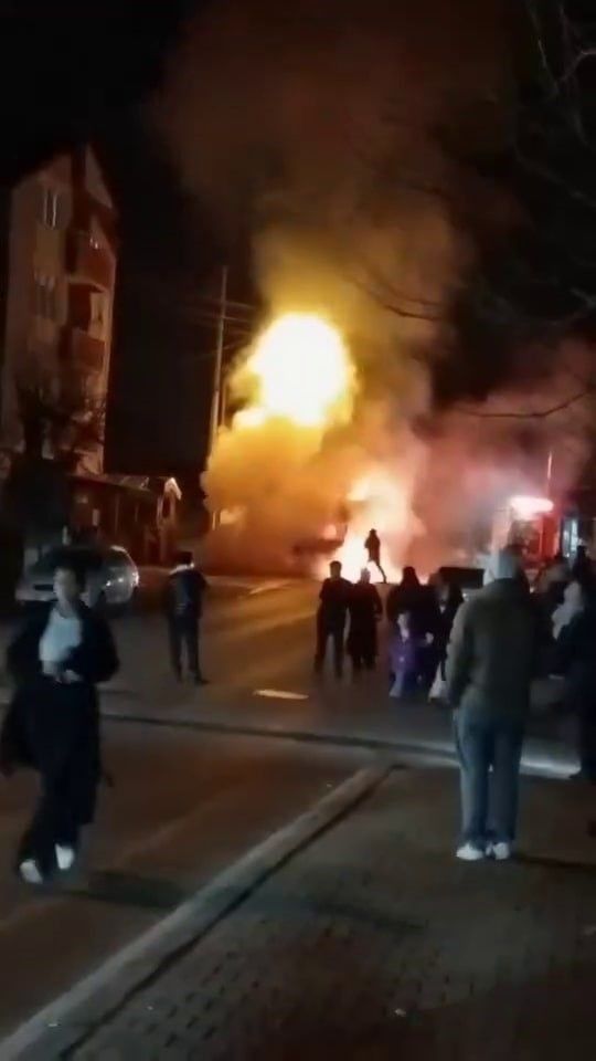 Erenler’de Korkutan Yangın! Minibüs Alevlere Teslim Oldu - Sayfa 1