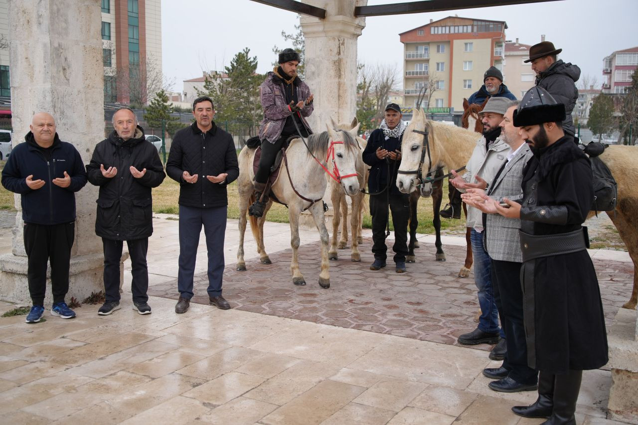 At Sırtında İspanya’dan Mekke’ye Giden Hacı Adayları Edirne’de Dualarla Uğurlandı - Sayfa 1