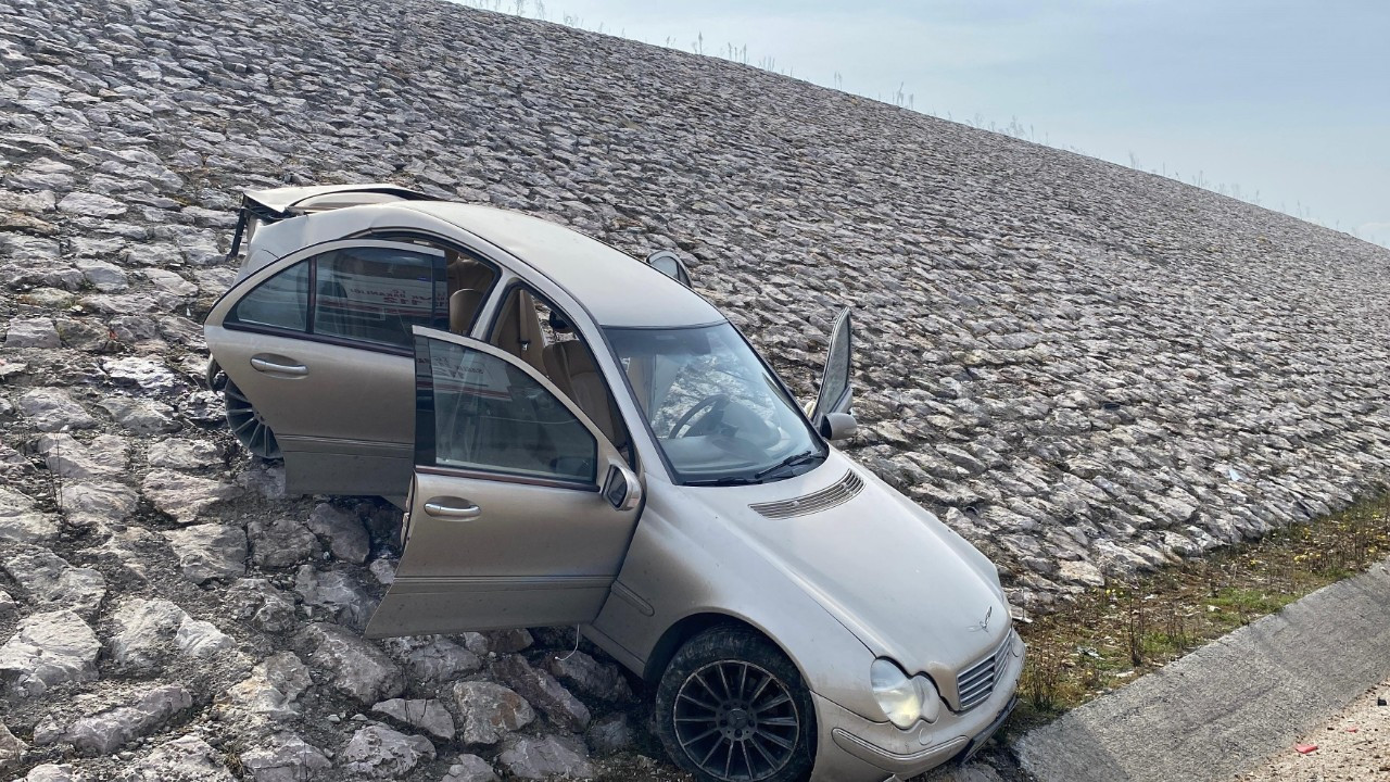 Kuzey Marmara'da Kazaya Karışan Otomobil İstinat Duvarına Çıktı