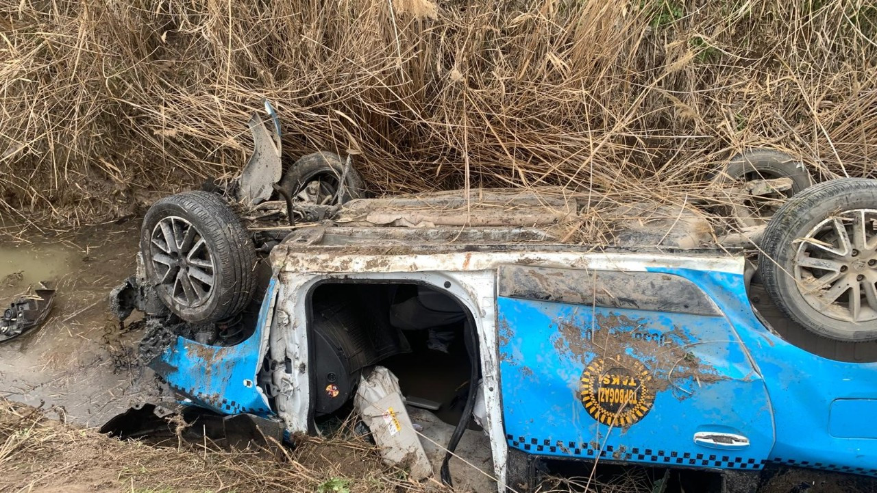 Hatay’da Taksi Sulama Kanalına Devrildi: Sürücü Hayatını Kaybetti