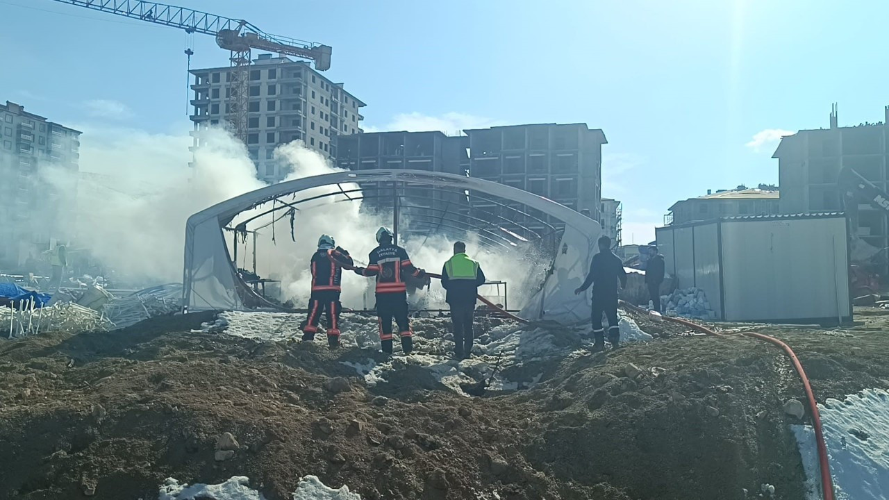 Malatya’da Çadır Depoda Yangın! Maddi Hasar Meydana Geldi
