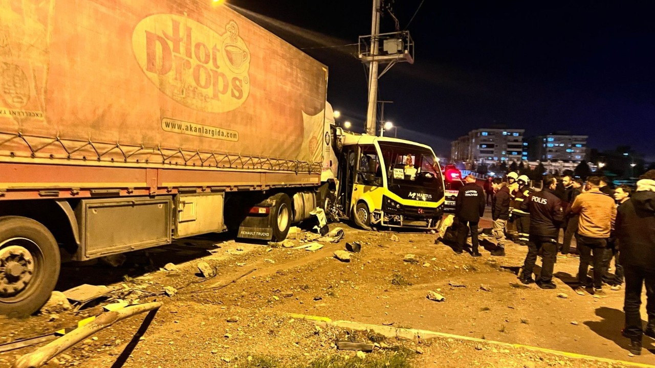 Mardin’de Tır ile Minibüs Çarpıştı: 4 Kişi Yaralandı