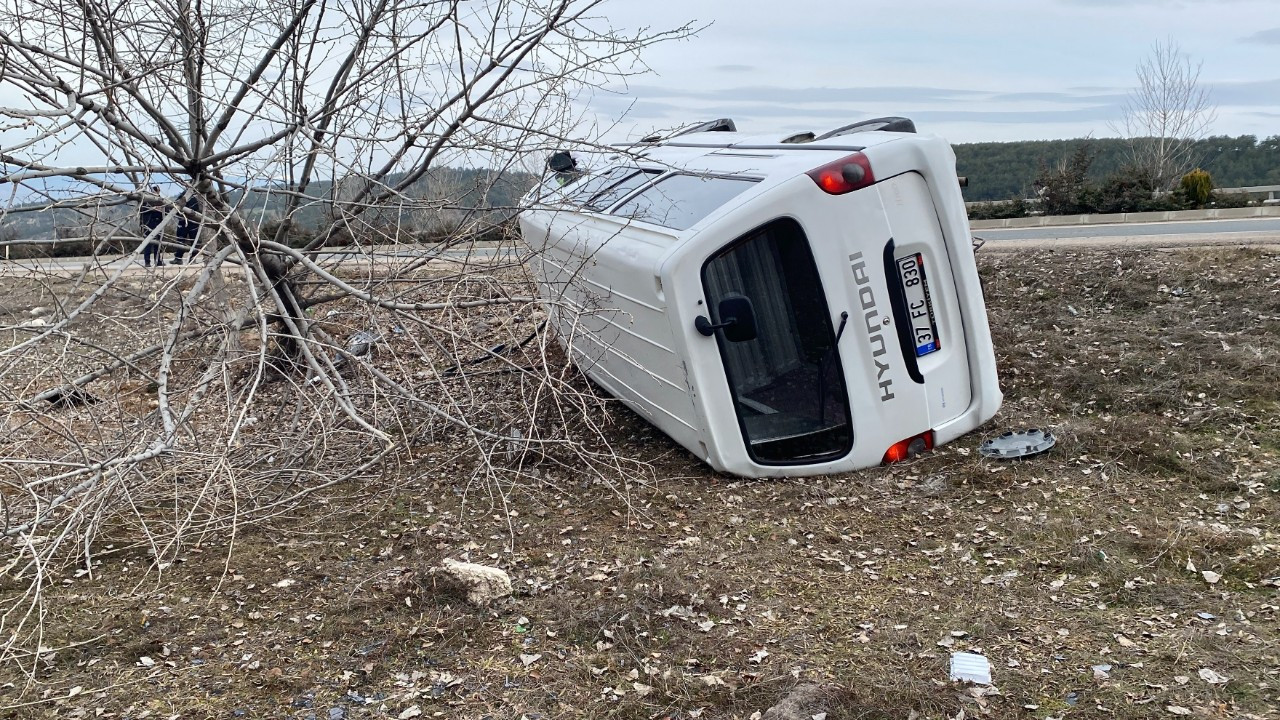 Kastamonu’da Minibüs Şarampole Devrildi: 3 Kişi Yaralandı