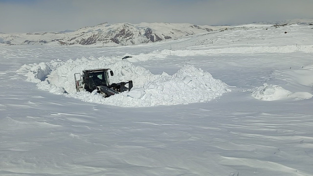 Hakkari’de Askeri Üs Bölgelerinin Yolları Açılıyor