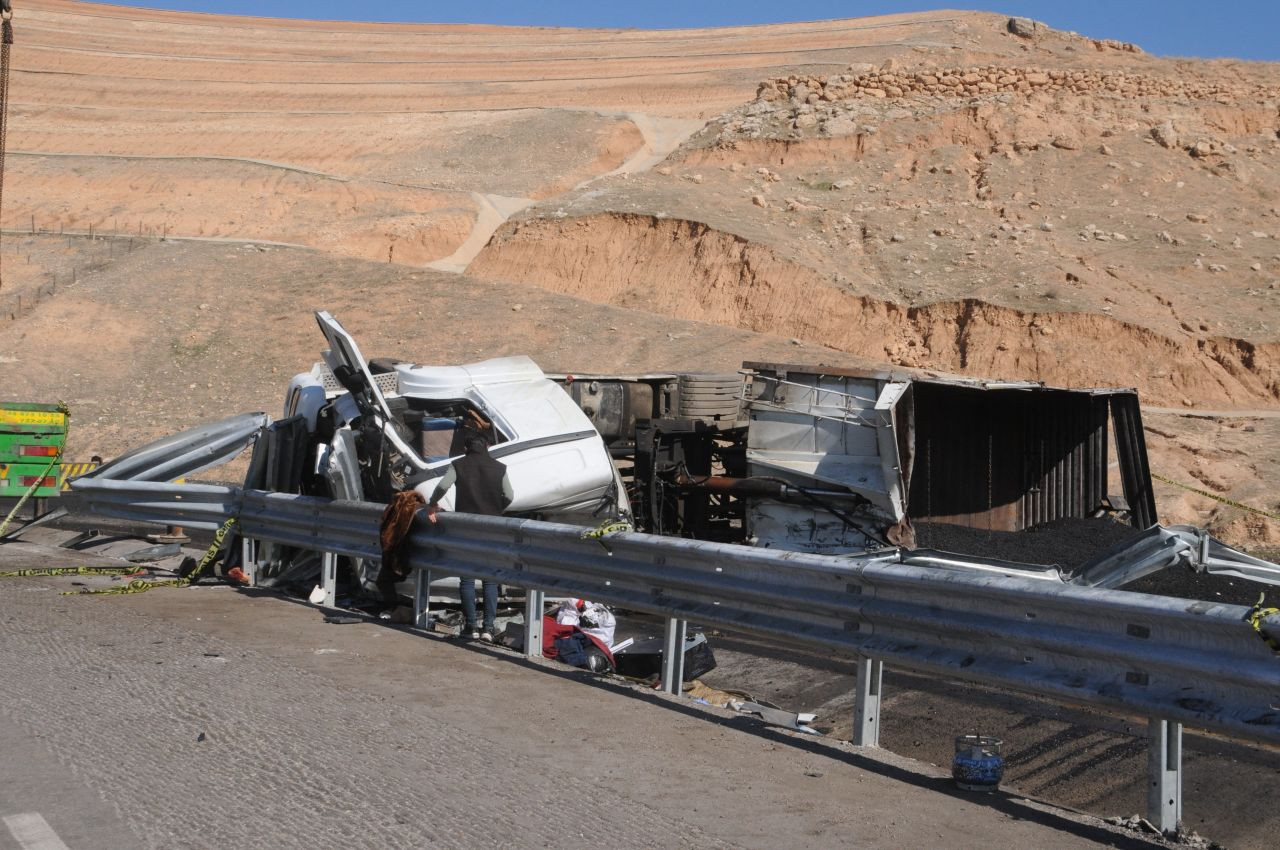 Şırnak’ta Freni Boşalan Tır Devrildi: Sürücü Hayatını Kaybetti - Sayfa 1