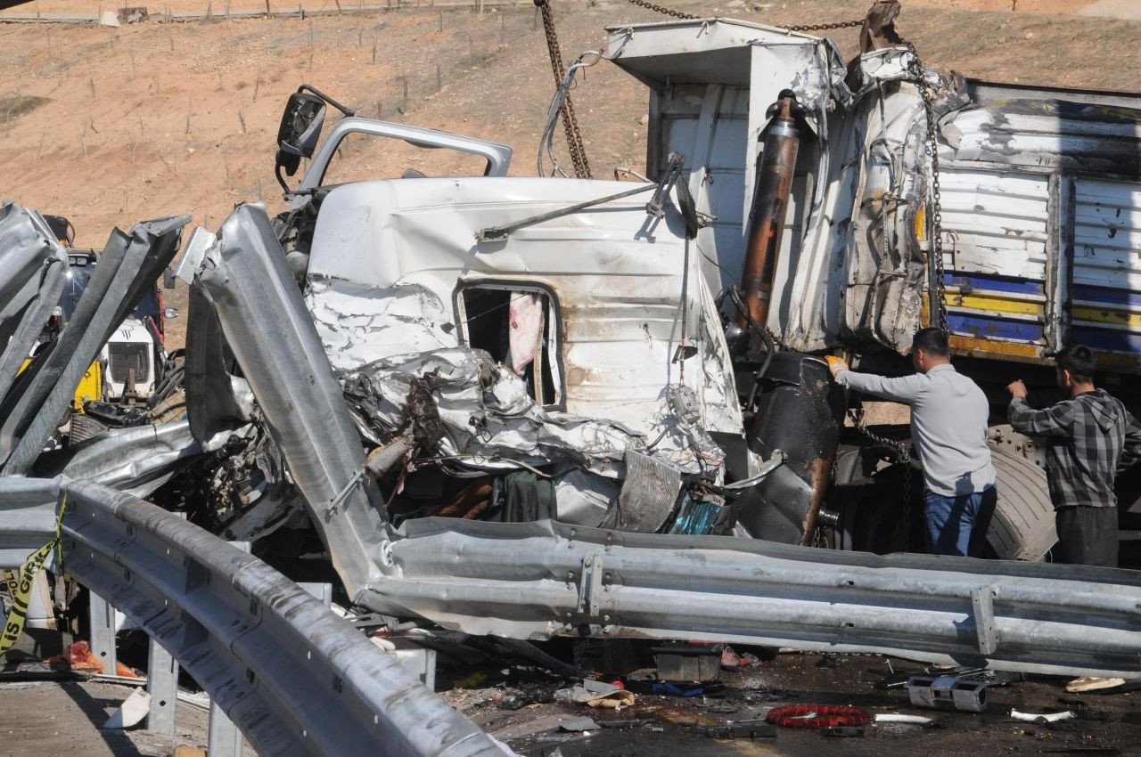 Şırnak’ta Freni Boşalan Tır Devrildi: Sürücü Hayatını Kaybetti - Sayfa 7