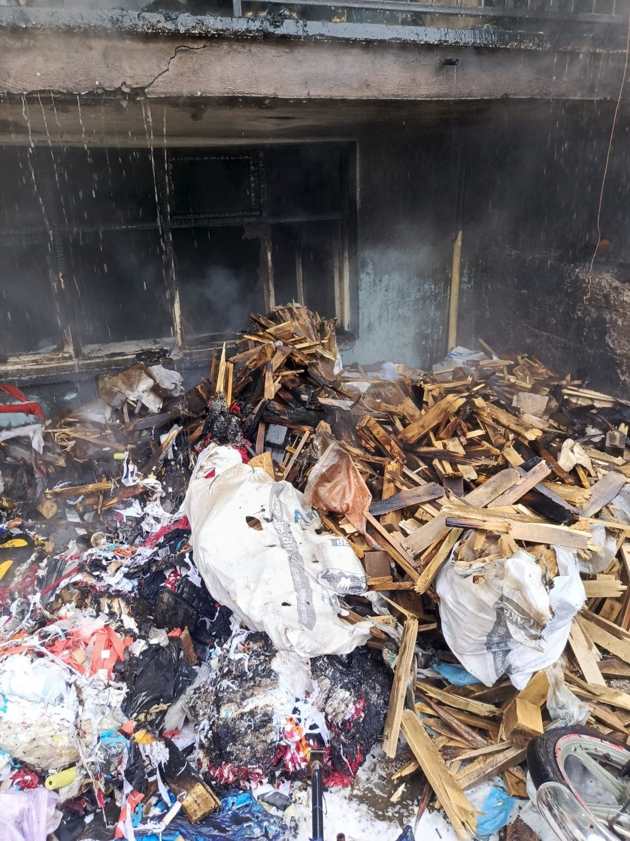 Isparta’da 2 Katlı Evde Yangın! Mutfak ve Bir Oda Küle Döndü - Sayfa 4