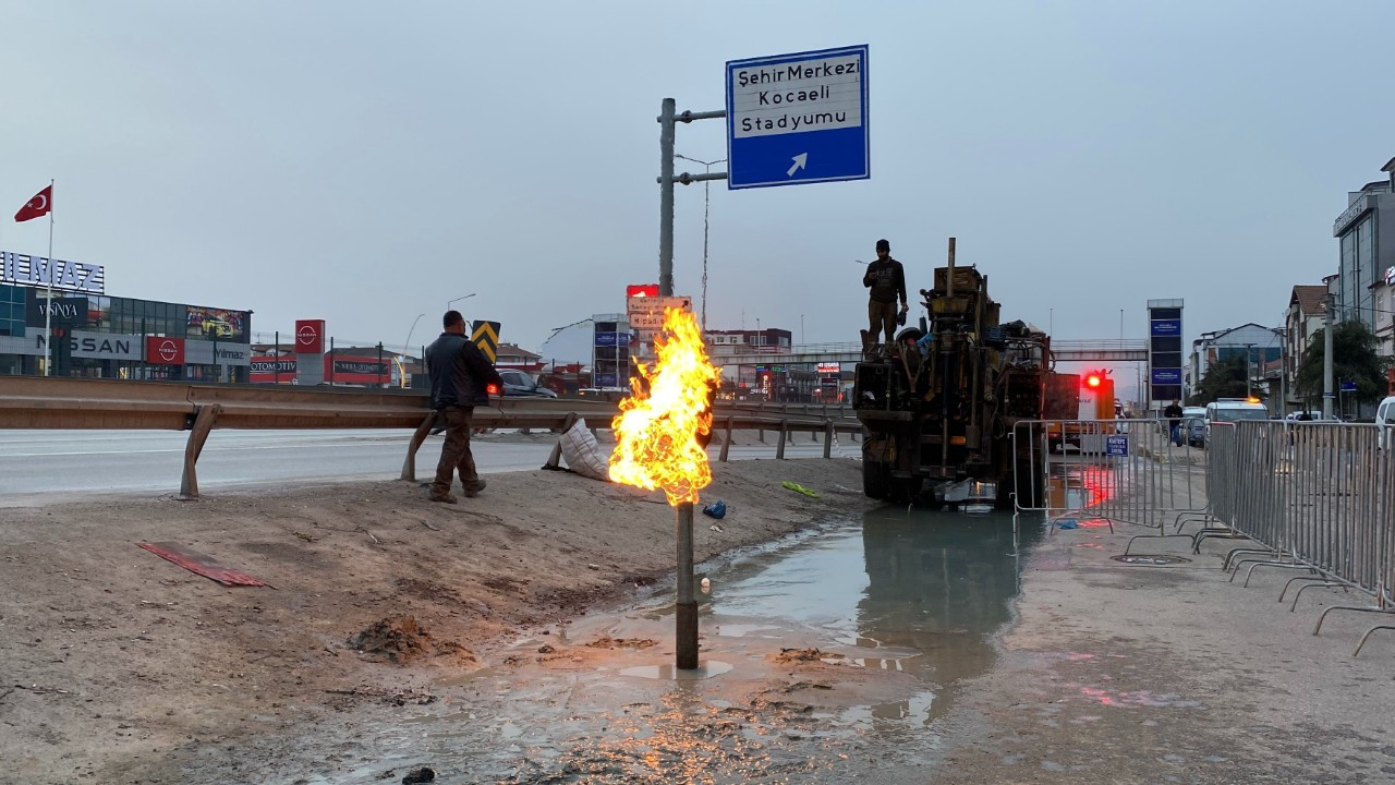 Kartepe’de Yer Altından Yine Gaz Çıktı! Ekipler Kontrollü Yaktı