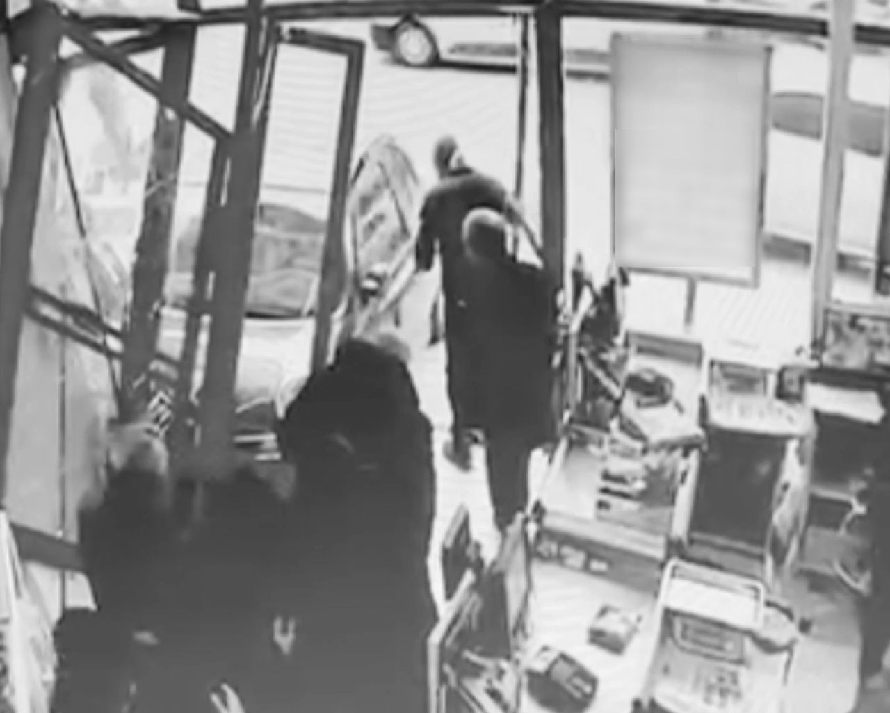 Küçükçekmece’de Kontrolden Çıkan Araç Markete Daldı! - Sayfa 3