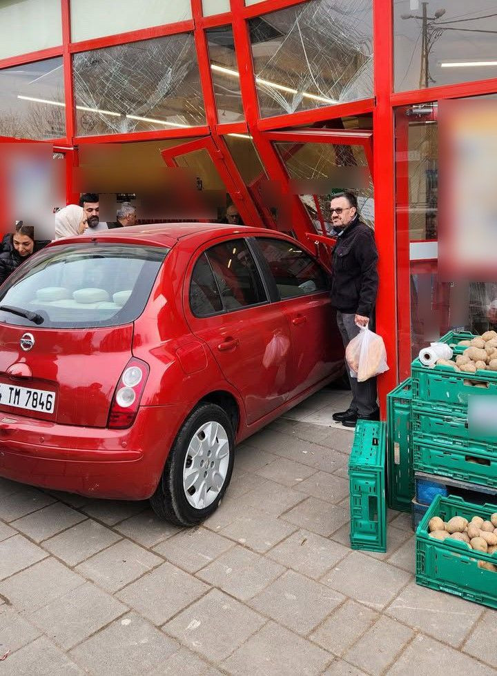 Küçükçekmece’de Kontrolden Çıkan Araç Markete Daldı! - Sayfa 1