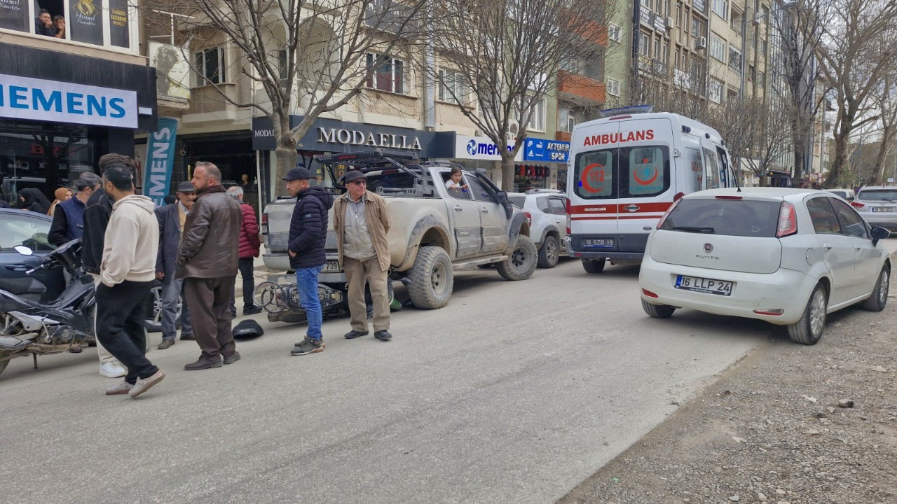Bursa’da Devrilen Motosiklet Aracın Altına Girdi: 1 Yaralı