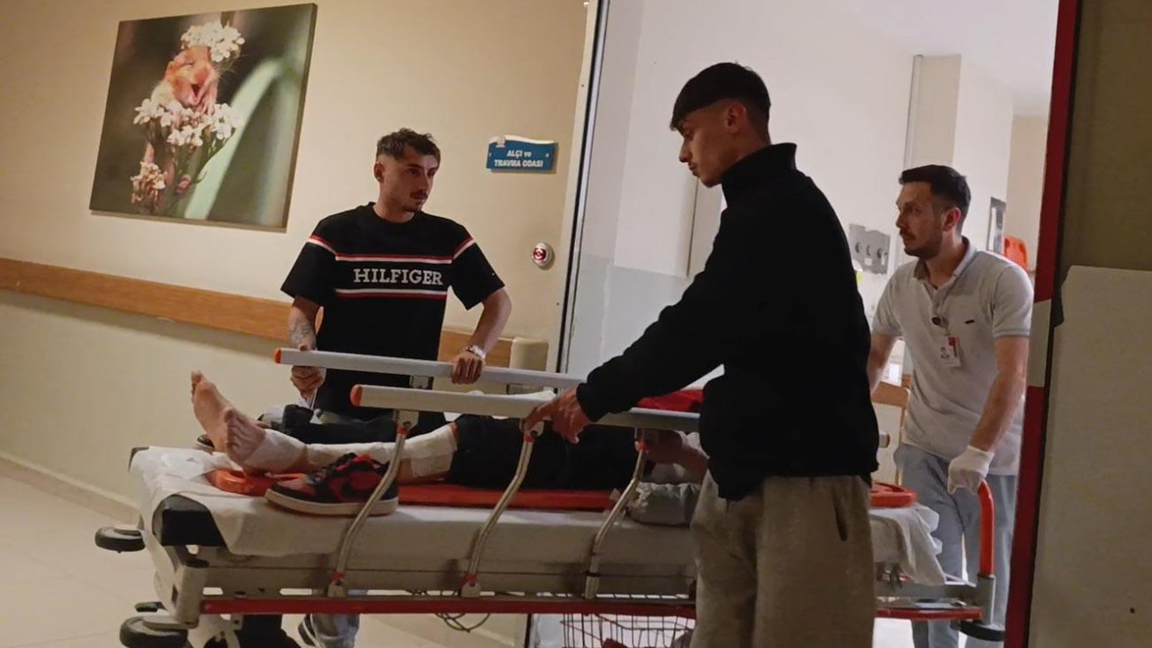 Bursa’da Motosiklet Park Halindeki Otomobillere Çarptı: 2 Yaralı