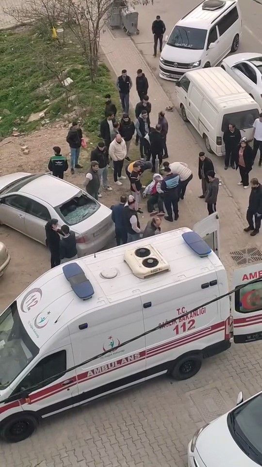 Bursa’da Motosiklet Park Halindeki Otomobillere Çarptı: 2 Yaralı - Sayfa 1