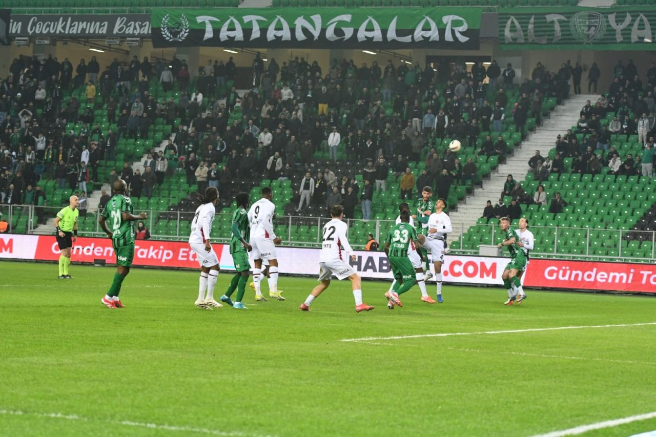 Sakaryaspor Karagümrük’e Yenildi: 1-3 - Sayfa 1