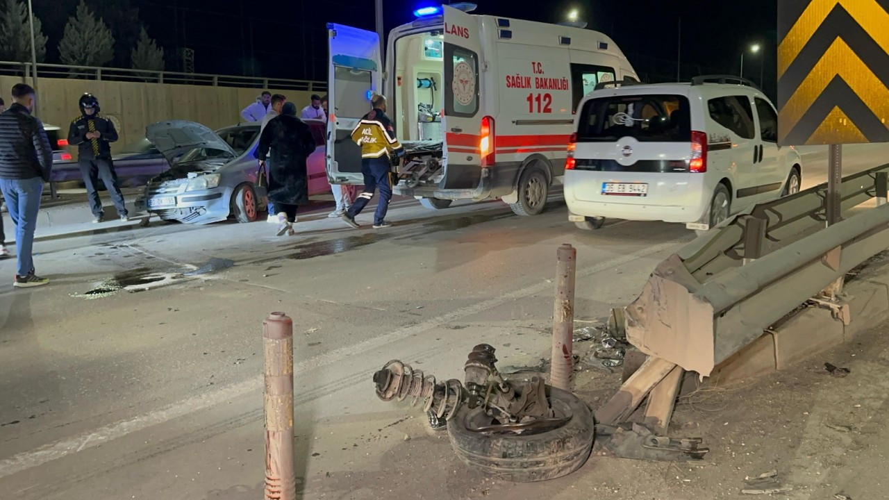 Adıyaman’da Otomobil Bariyerlere Çarptı: 2 Kişi Yaralandı