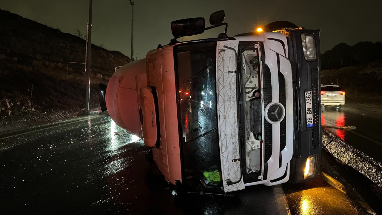 Başakşehir’de Beton Mikseri Devrildi, Arkadan Gelen Araç Çarptı: 1 Yaralı