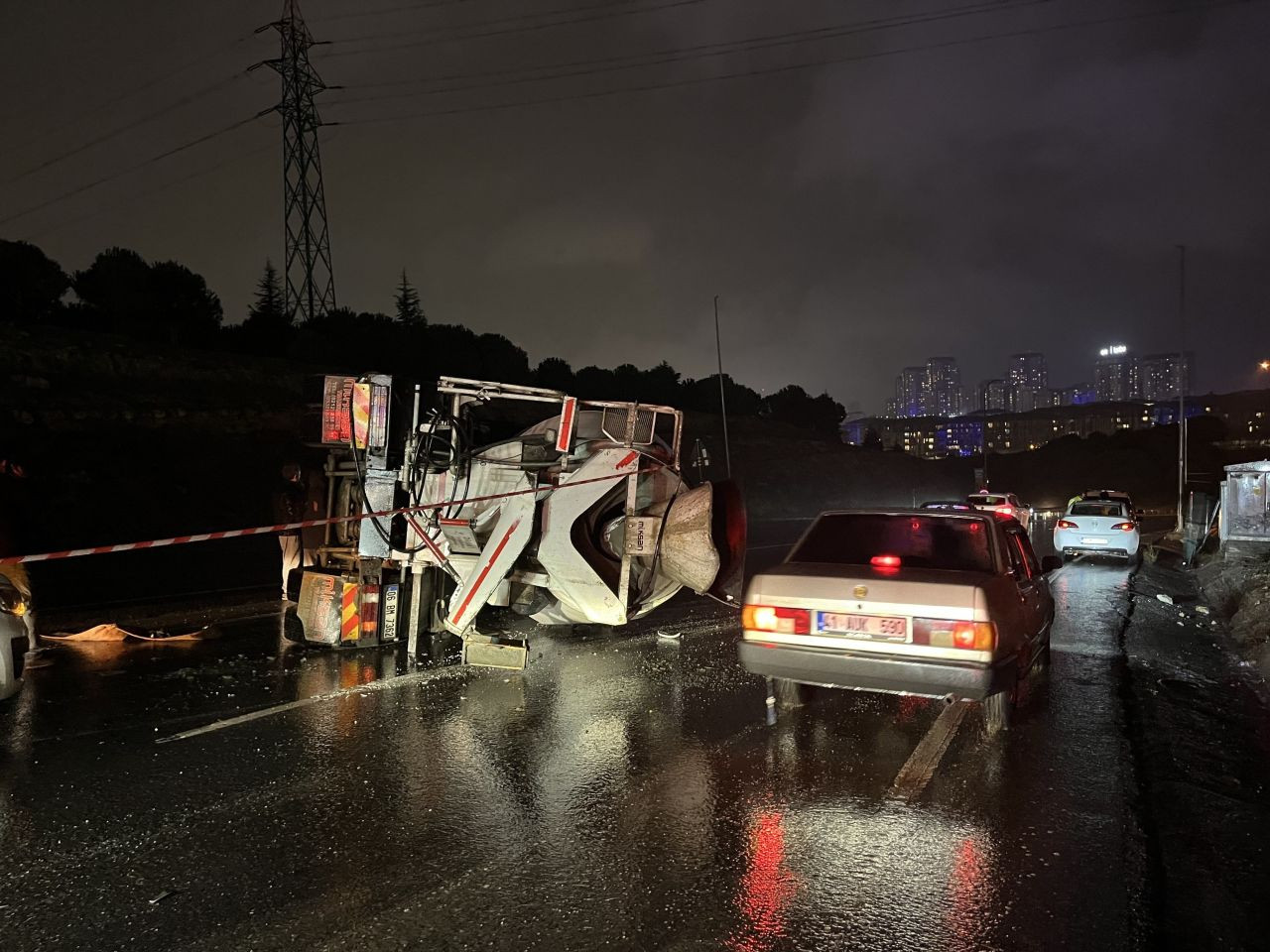 Başakşehir’de Beton Mikseri Devrildi, Arkadan Gelen Araç Çarptı: 1 Yaralı - Sayfa 3